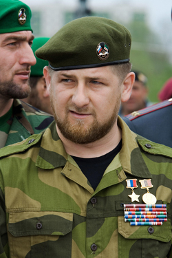 Kadyrov in mimetica e medaglie